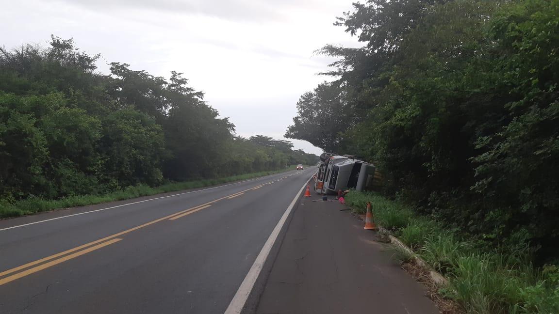 Carreta tomba na BR