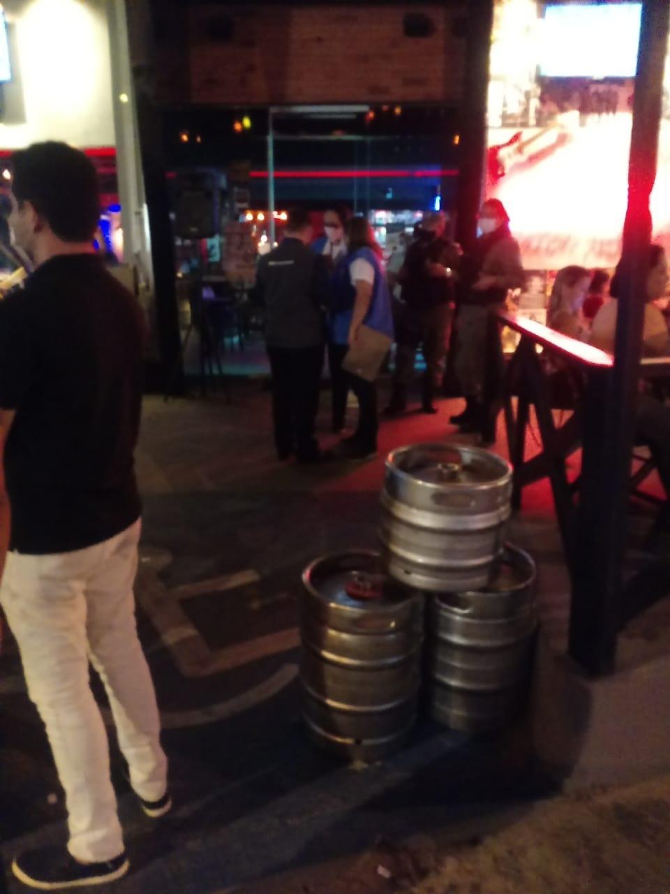 Bares fechados após operação.