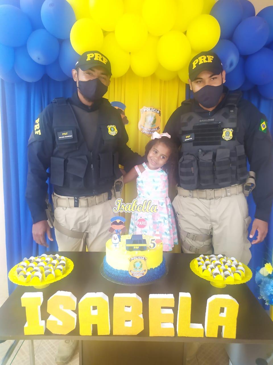 Garota fã da PRF ganha festa com a presença de policiais