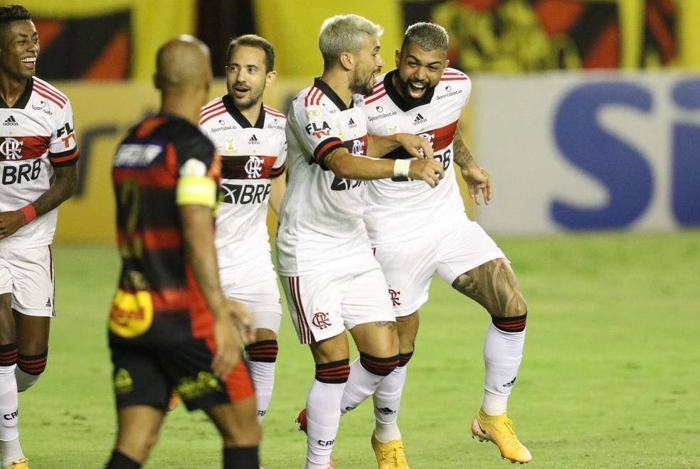 Quarteto ofensivo jogou mais próximo e teve boa atuação.