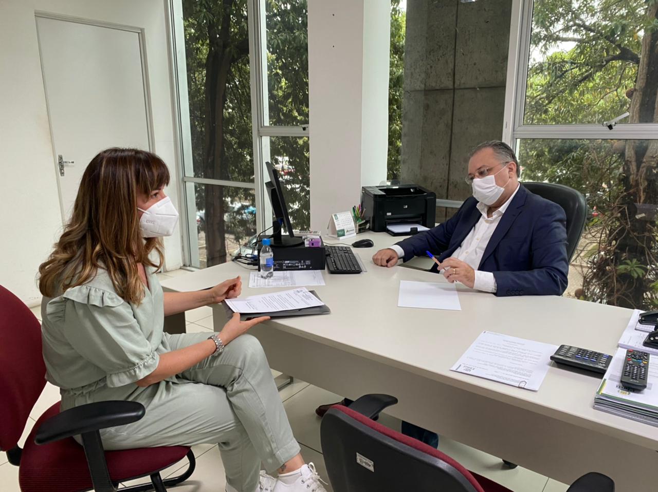 Prefeita Ivanária em reunião com o secretário Florentino Neto