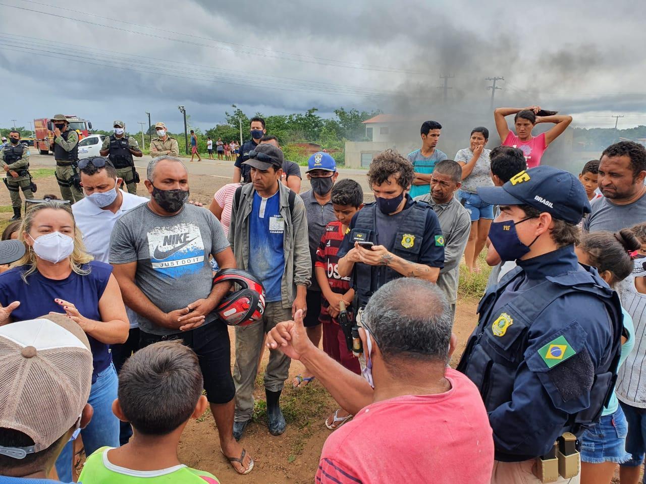 Moradores fazem protesto após mulher morrer atropelada na BR-343, em Piripiri