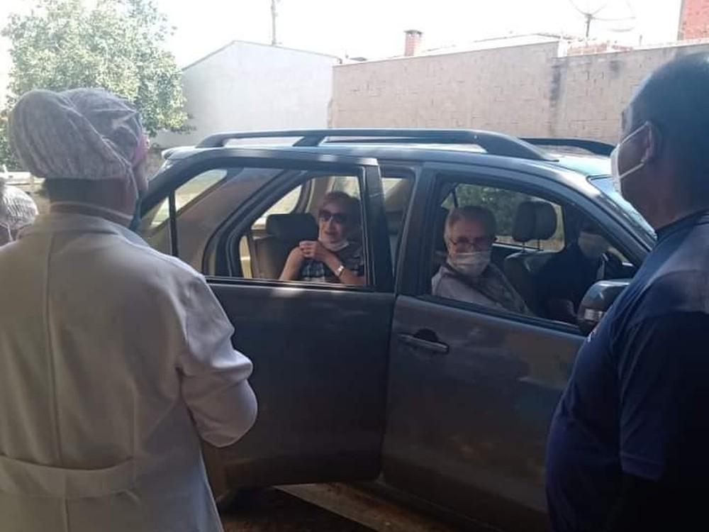 Tarcísio Meira e Glória Menezes são vacinados contra a Covid-19 em Porto Feliz (SP)