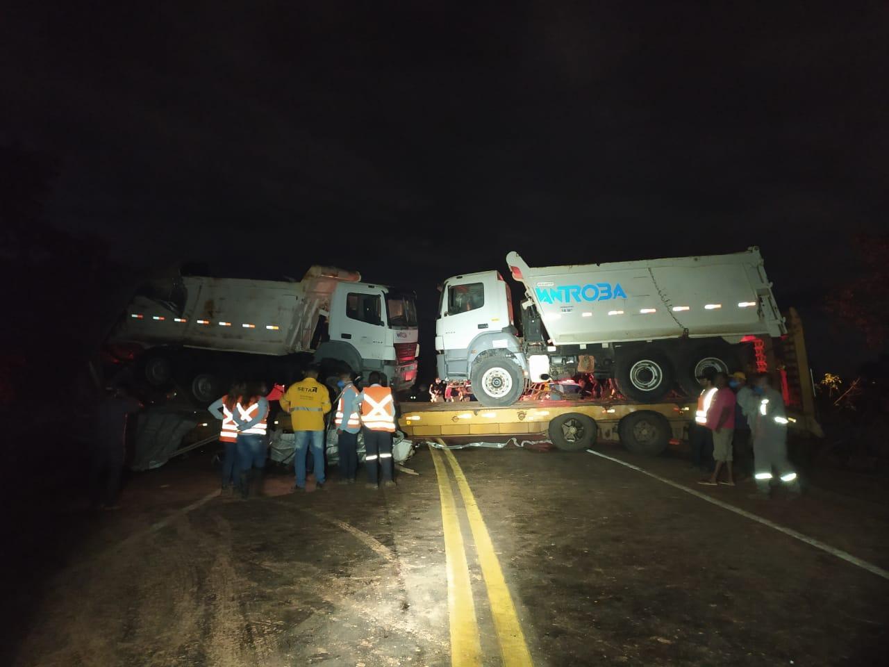 Colisão entre caminhões