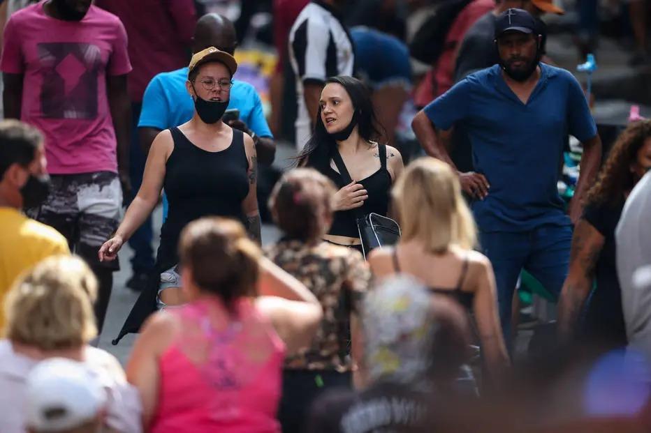 Aglomeração em ruas de comércio durante a pandemia de covid-19. Uso de máscara negligenciado