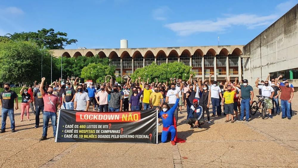 Donos e funcionários de bares e restaurante fazem protesto contra medidas restritivas em Teresina