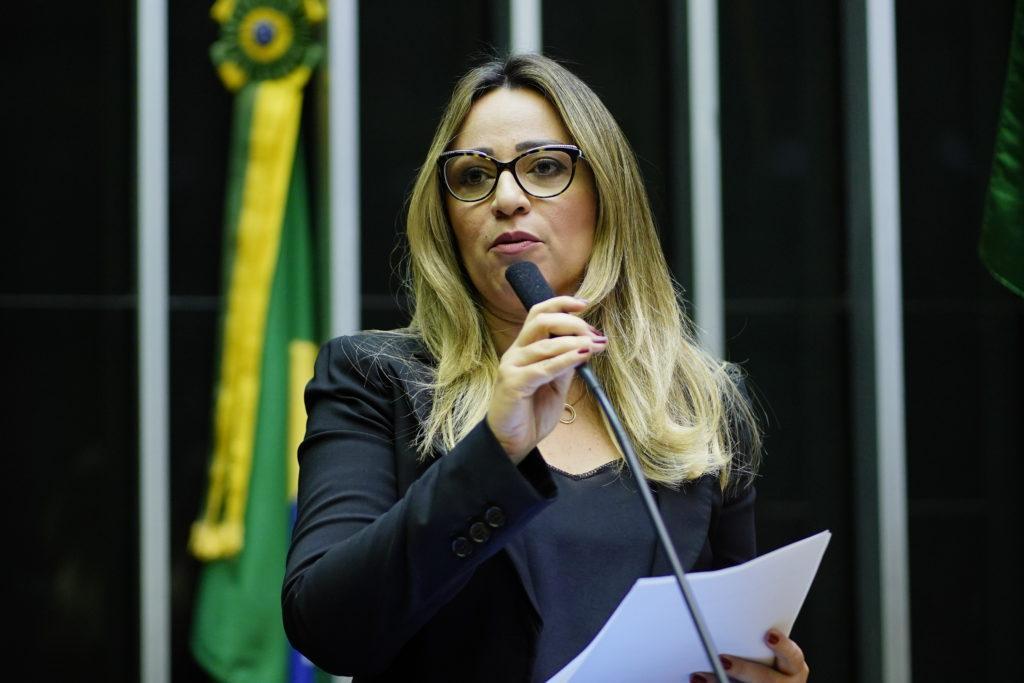 Rejane Dias quer auxílio emergencial em dobro para mulheres chefes de família