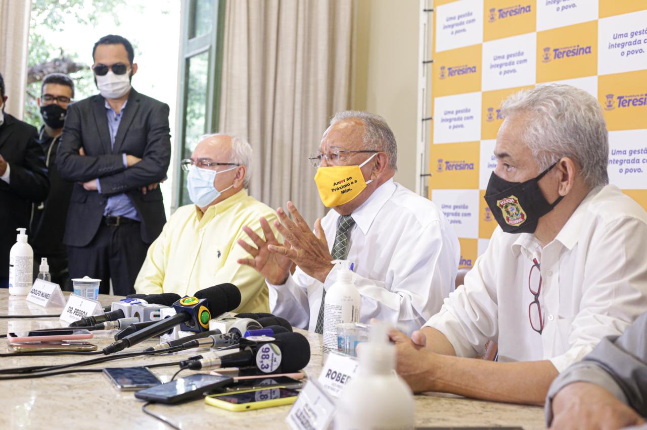 Prefeito anuncia compra de vacinas
