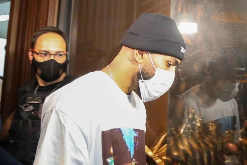 Gabigol é levado à delegacia após flagrante em aglomeração dentro de cassino clandestino