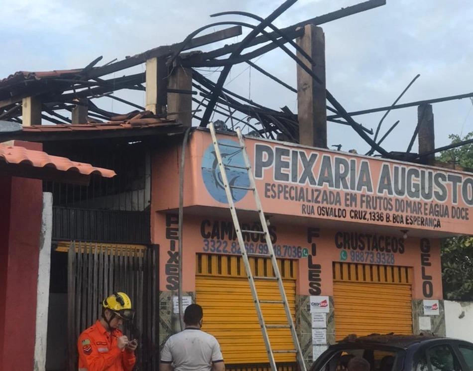 Incêndio em peixaria