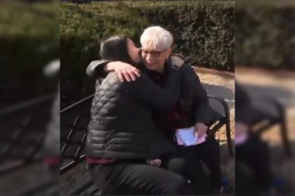 Abraço entre avó e filha