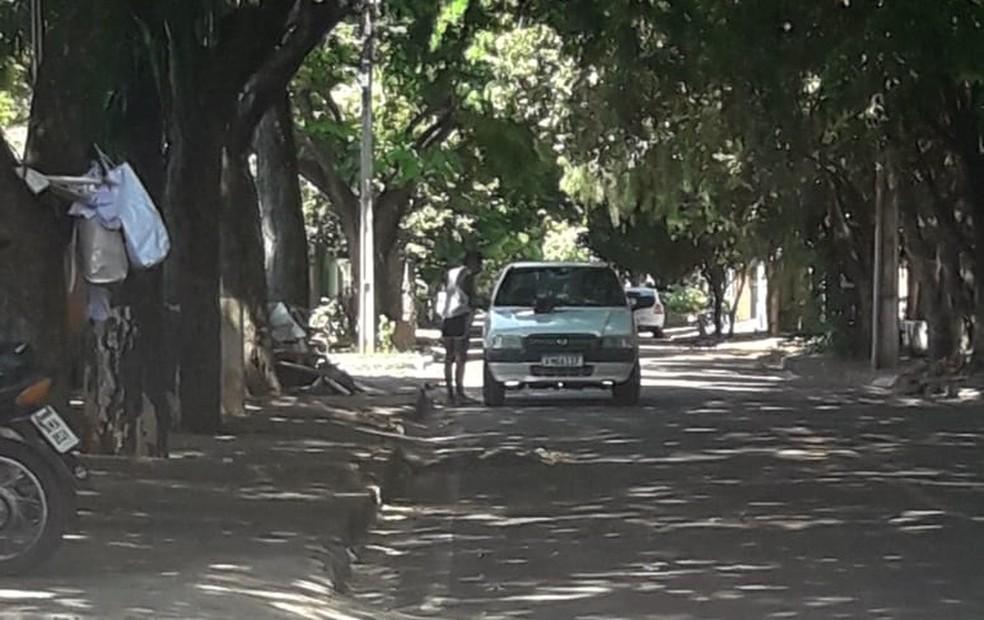 Polícia Civil recebeu imagens que mostram mulher abordando pessoas