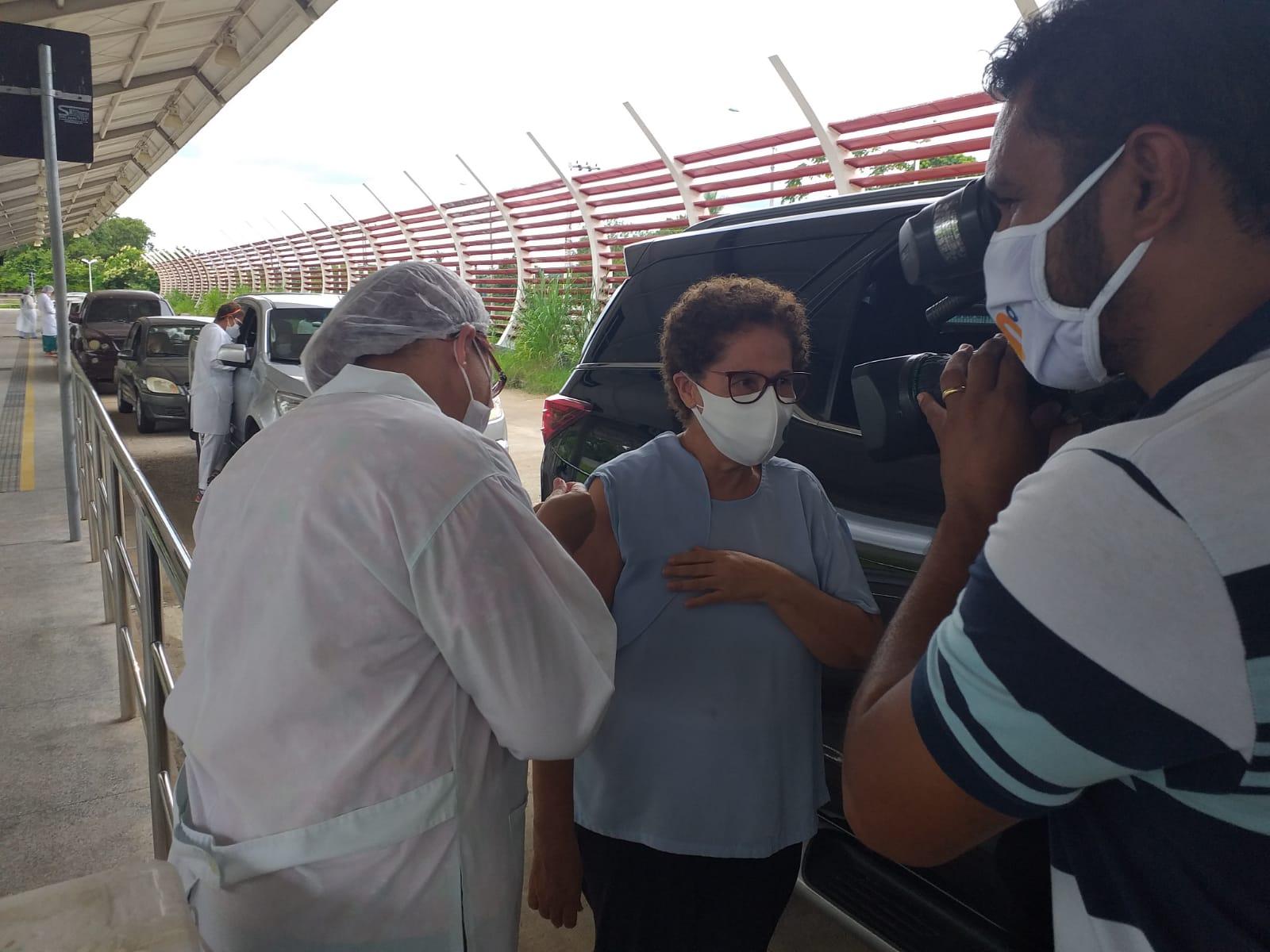 Regina Sousa toma  a primeira dose da coronavac