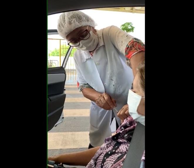 Idosos de 71 anos tomam a segunda dose neste sábado (24)