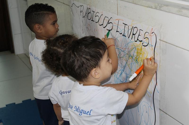 Crianças durante atividade escolar
