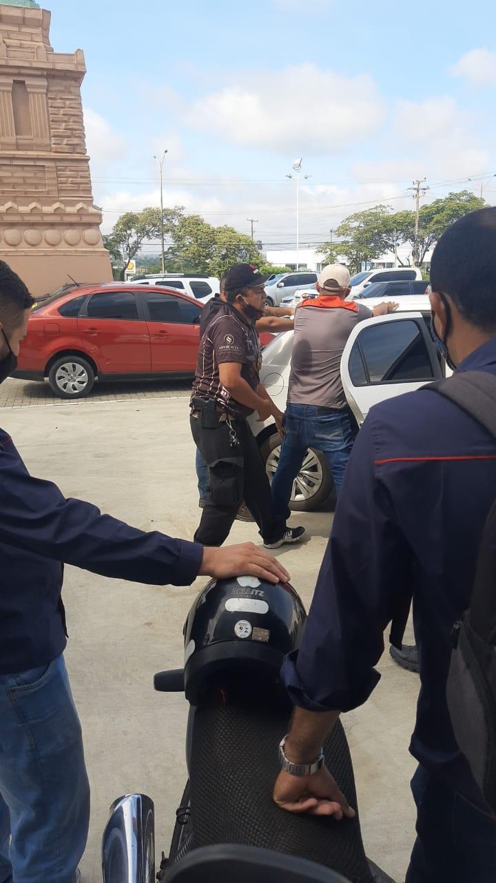 Dupla presa furtando na loja Havan