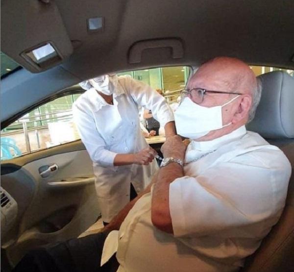 Dom Jacinto Brito toma a segunda dose da vacina