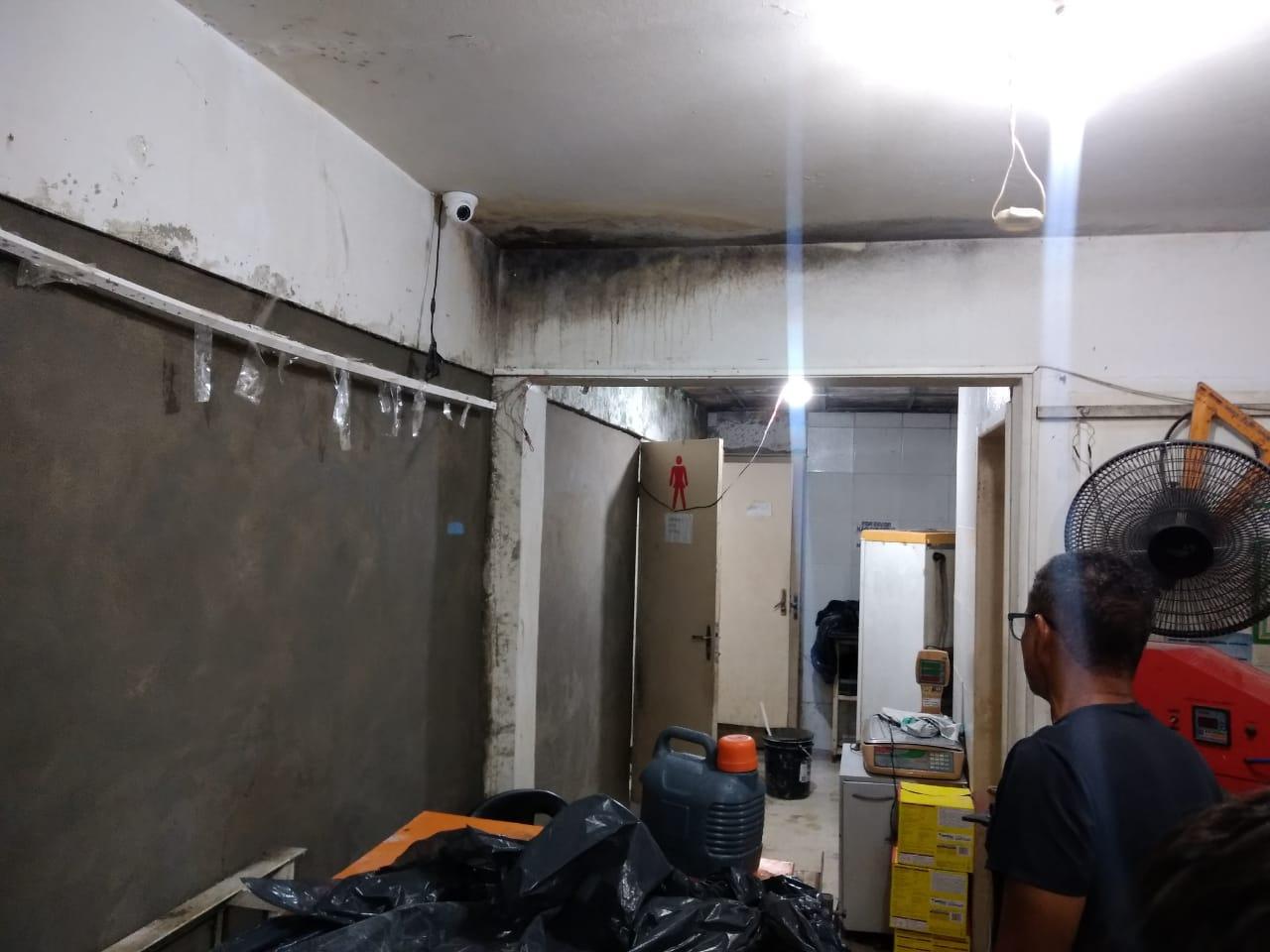 Infiltração causada pela câmara frigorífica do Pão de Açúcar parou a produção de roupas da loja Jump Fitness