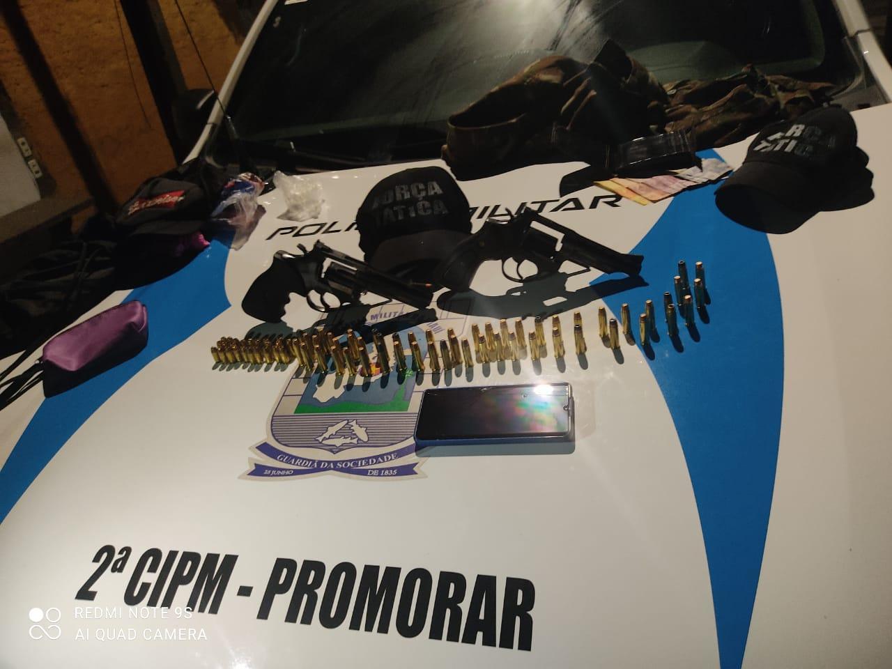 Suspeitos estavam com armas e munição