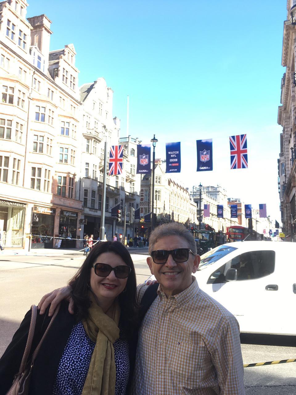 Omar e Vílnia em viagem para Londres, antes da pandemia.