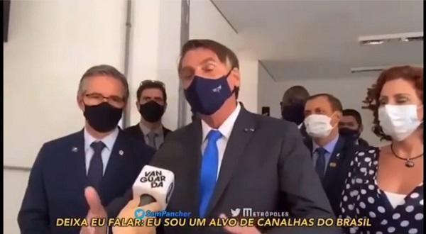 Bolsonaro manda jornalistas "calarem a boca"