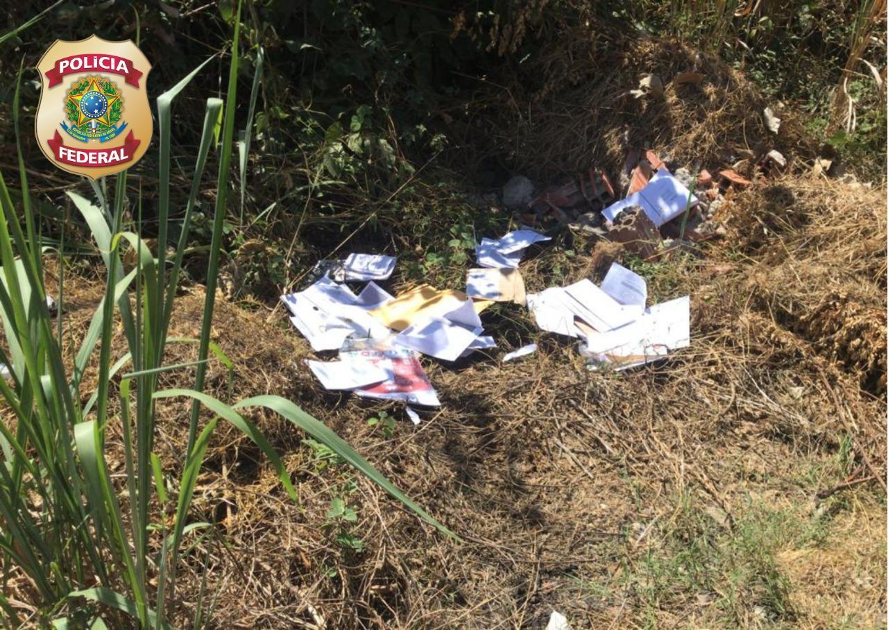 Homem descartou os objetos que não o interessavam no matagal