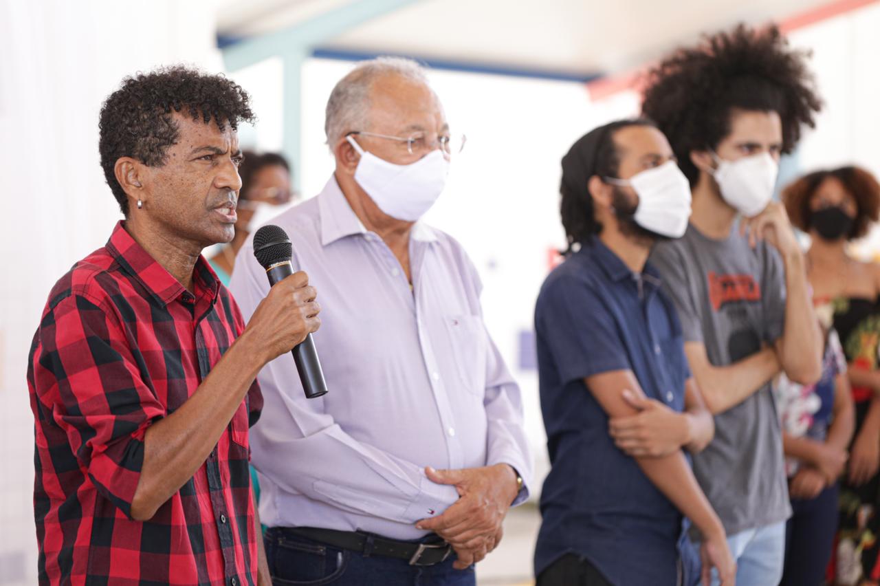 Familiares da professores e autoridades do município estiveram presentes à inauguração