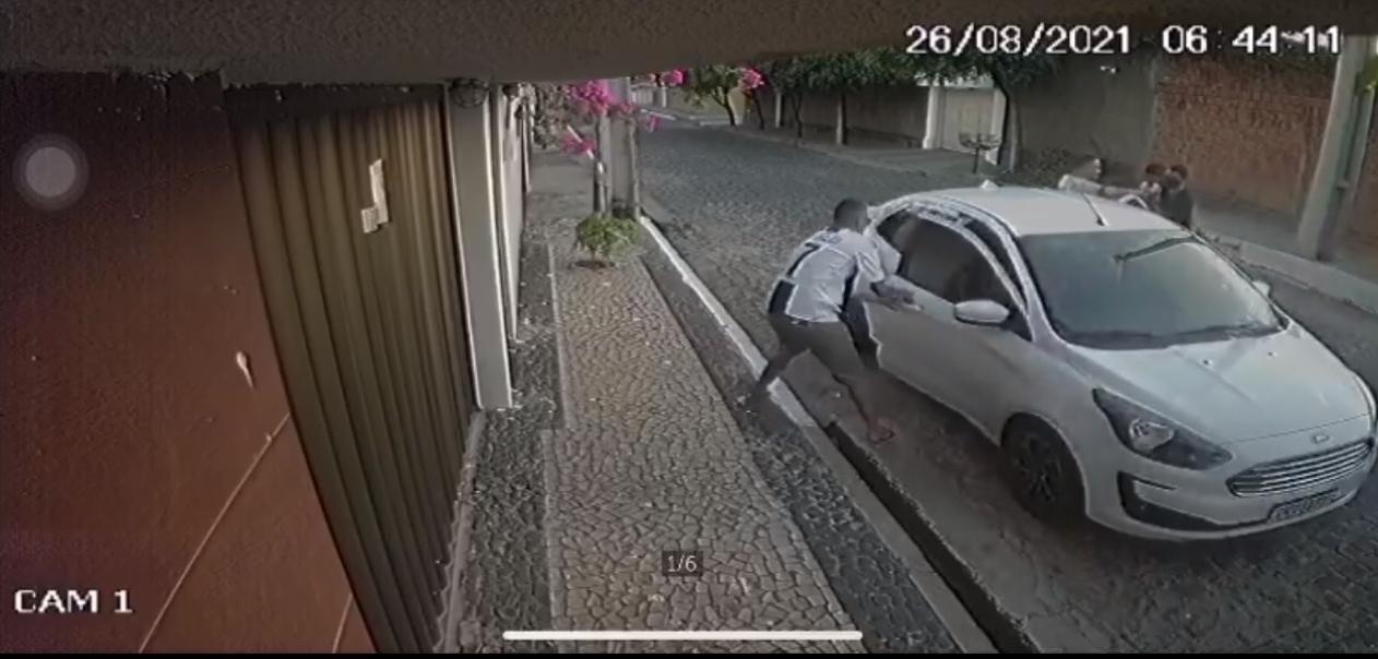 Além dos objetos das casas, os homens também levaram um carro
