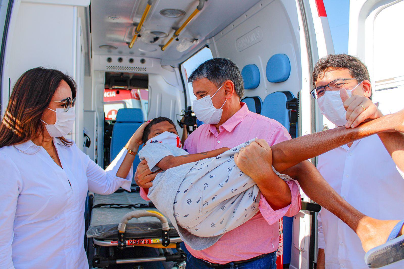 Duas ambulâncias foram entregues pela deputada Rejane Dias