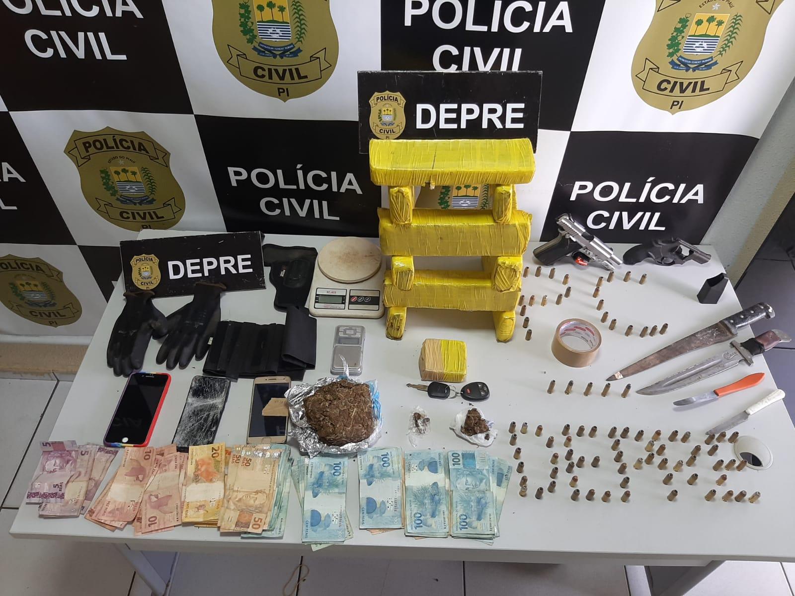 Armas e drogas apreendidas em duas casas na zona Leste de Teresina