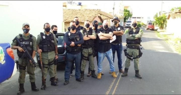 Equipe responsável pela prisão do suspeito