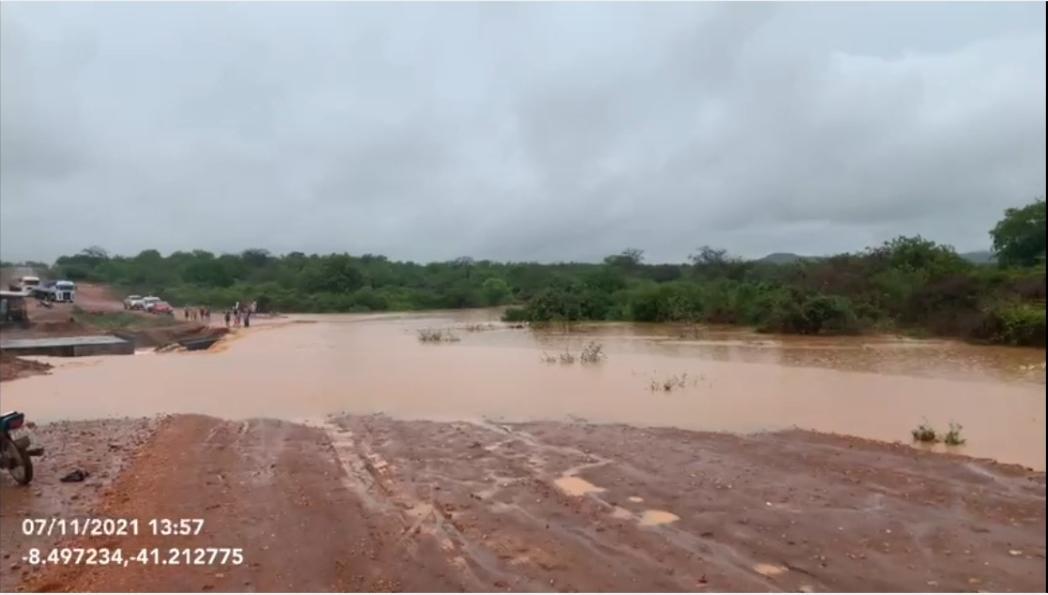 Trecho da estrada rompeu com as fortes chuvas