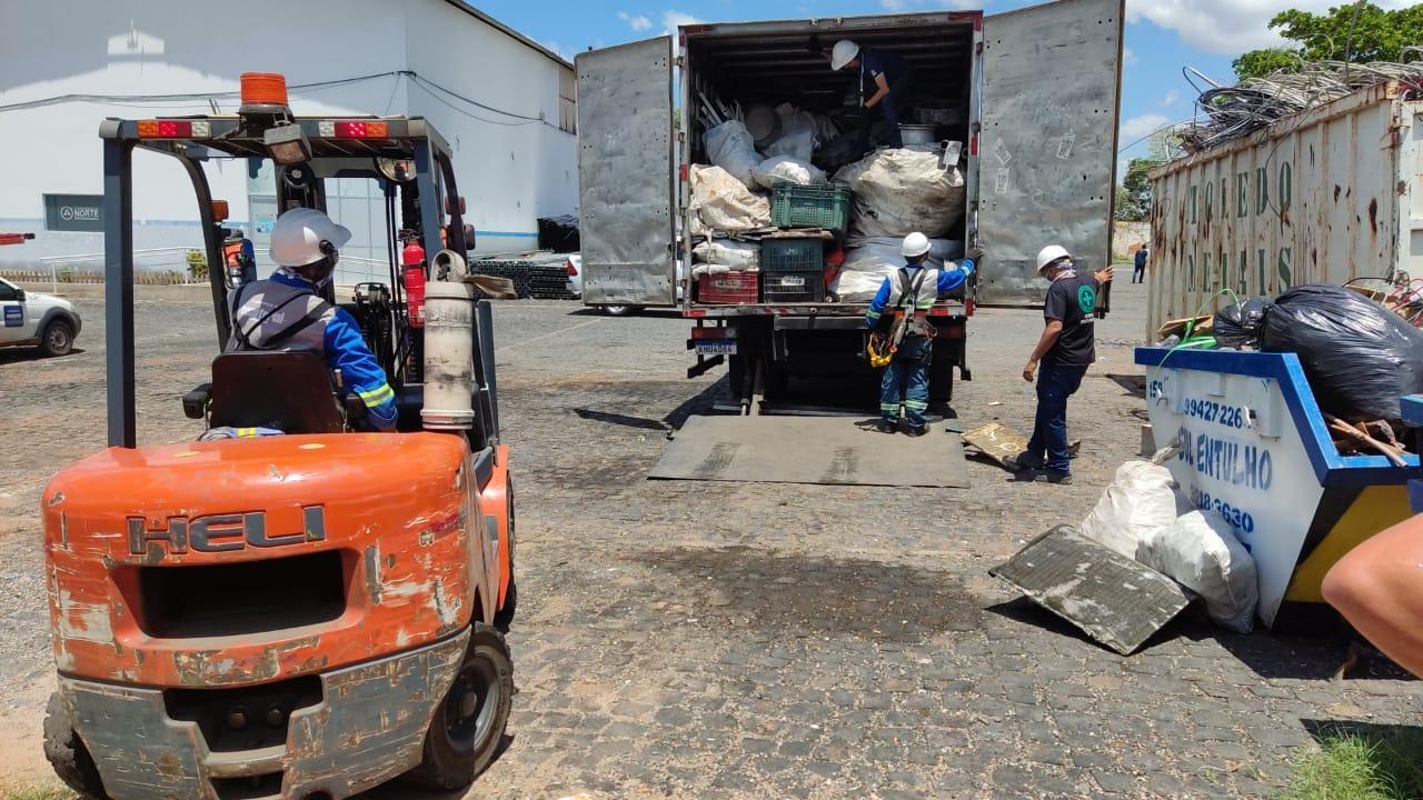 Caminhão carregado com materiais roubados