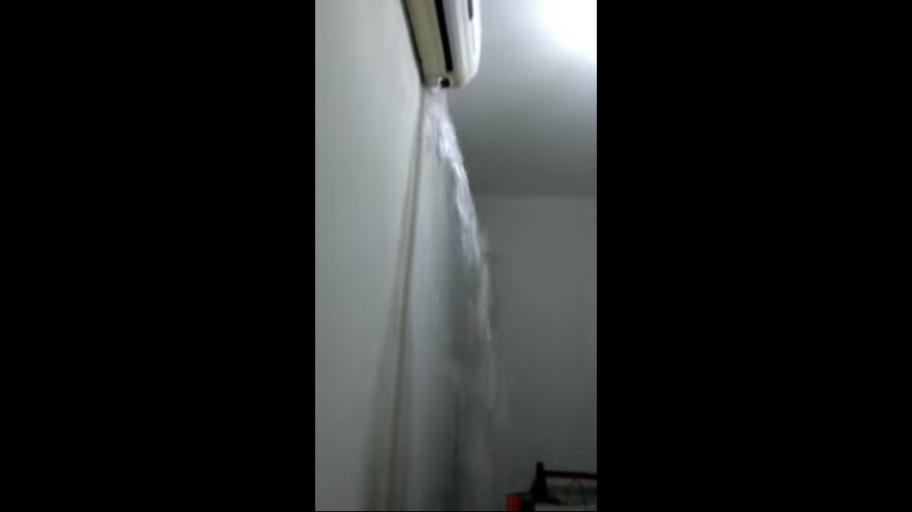 Infiltração na parede do ar-condicionado virou uma "cachoeira"