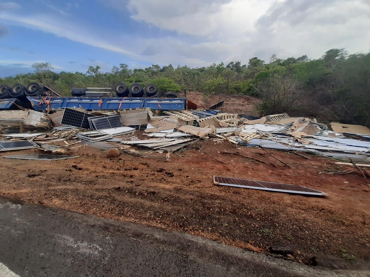 O veículo encontra-se fora da pista, não interferindo no fluxo do local que permanece sinalizado pela PRF