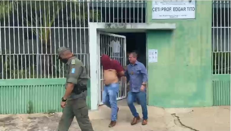 E. J. C. C tem mandado de prisão em aberto acusado de assalto a instituição financeira