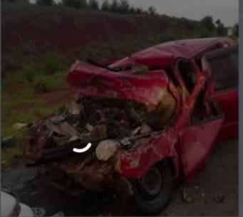 Carro ficou destroçado