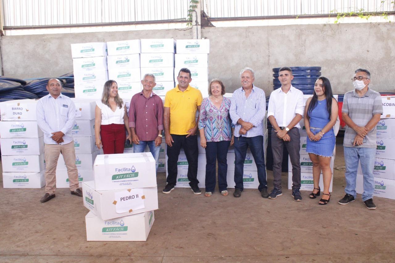 Rejane entrega 100 Kits de Irrigação