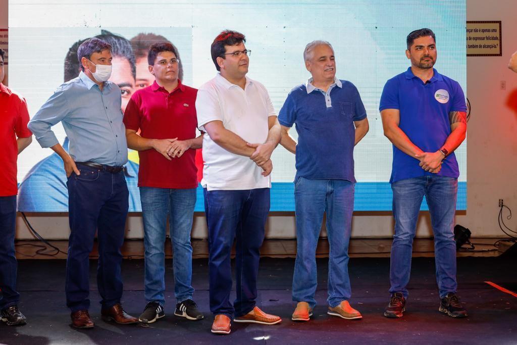 Rafael e Wellington com apoiadores em atividade de pré-campanha