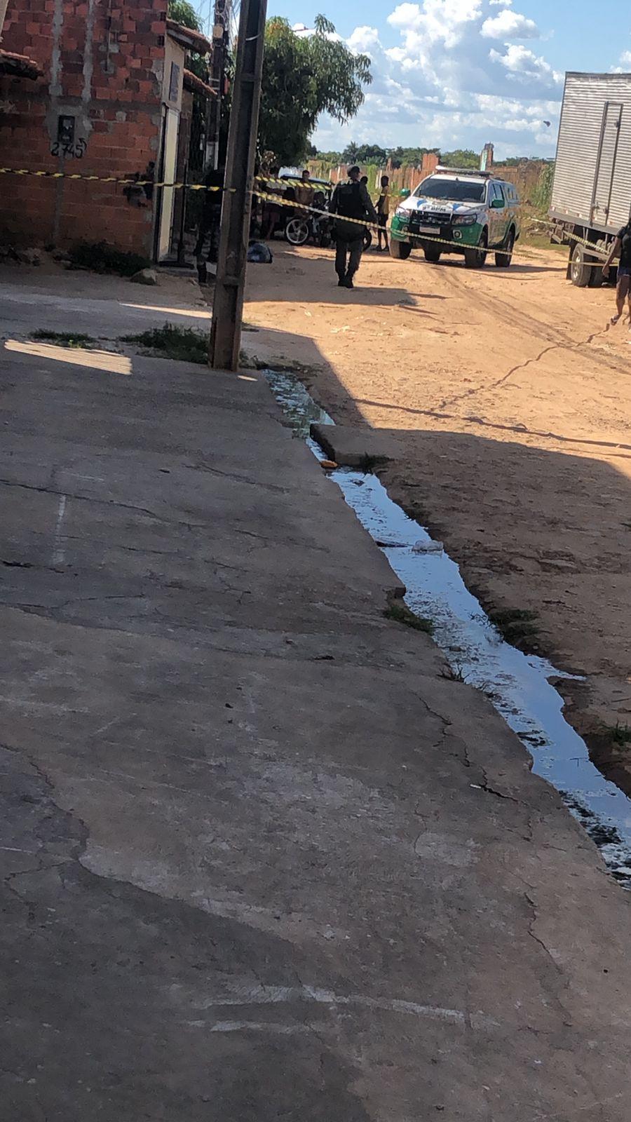 Jovem é morto a tiros na zona norte