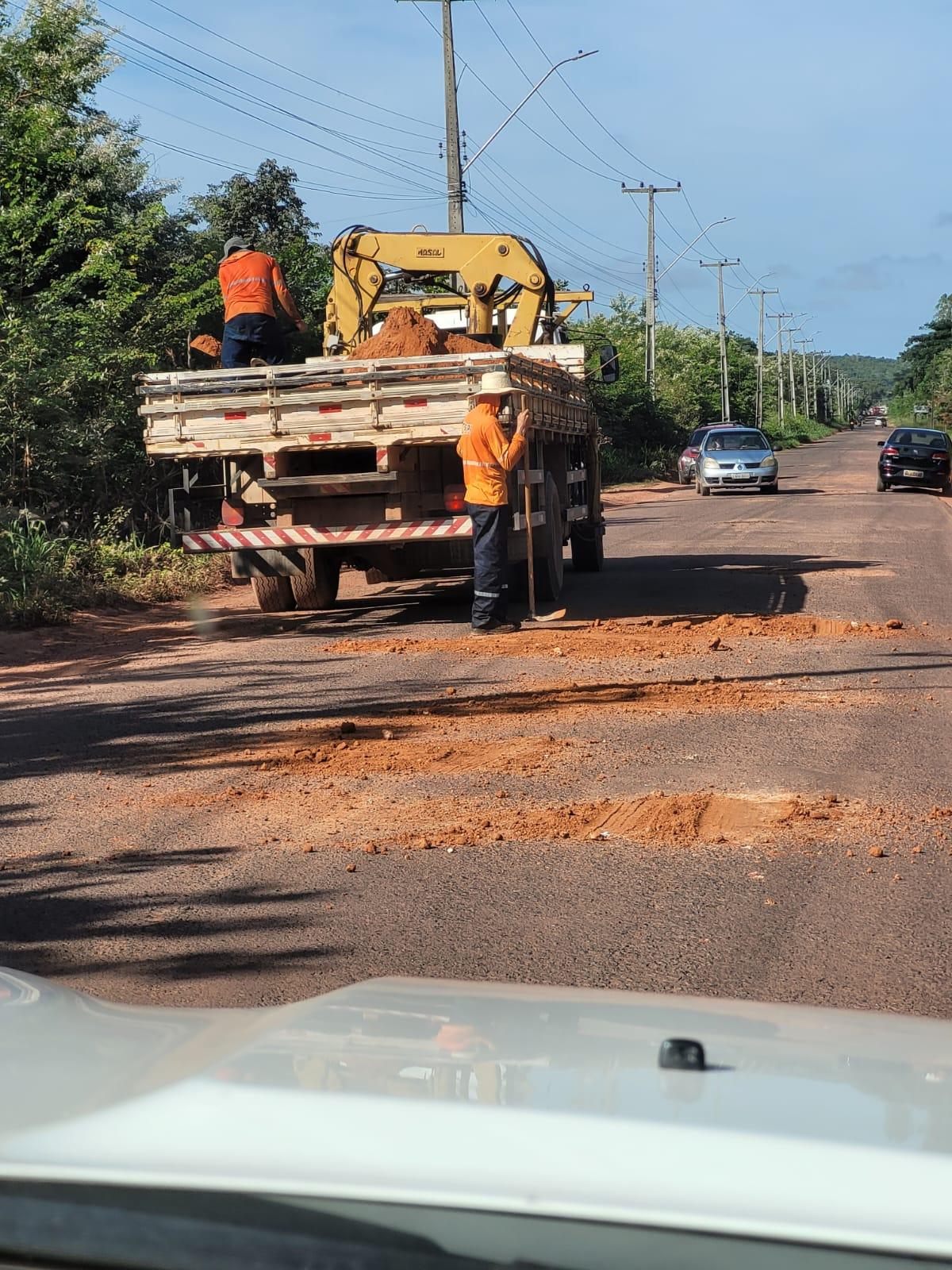 Buracos são tapados com barro
