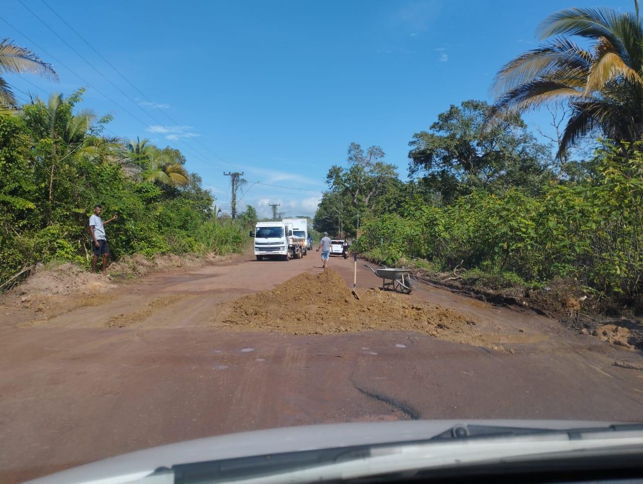 Moradores usam barro para tapar buracos na estrada
