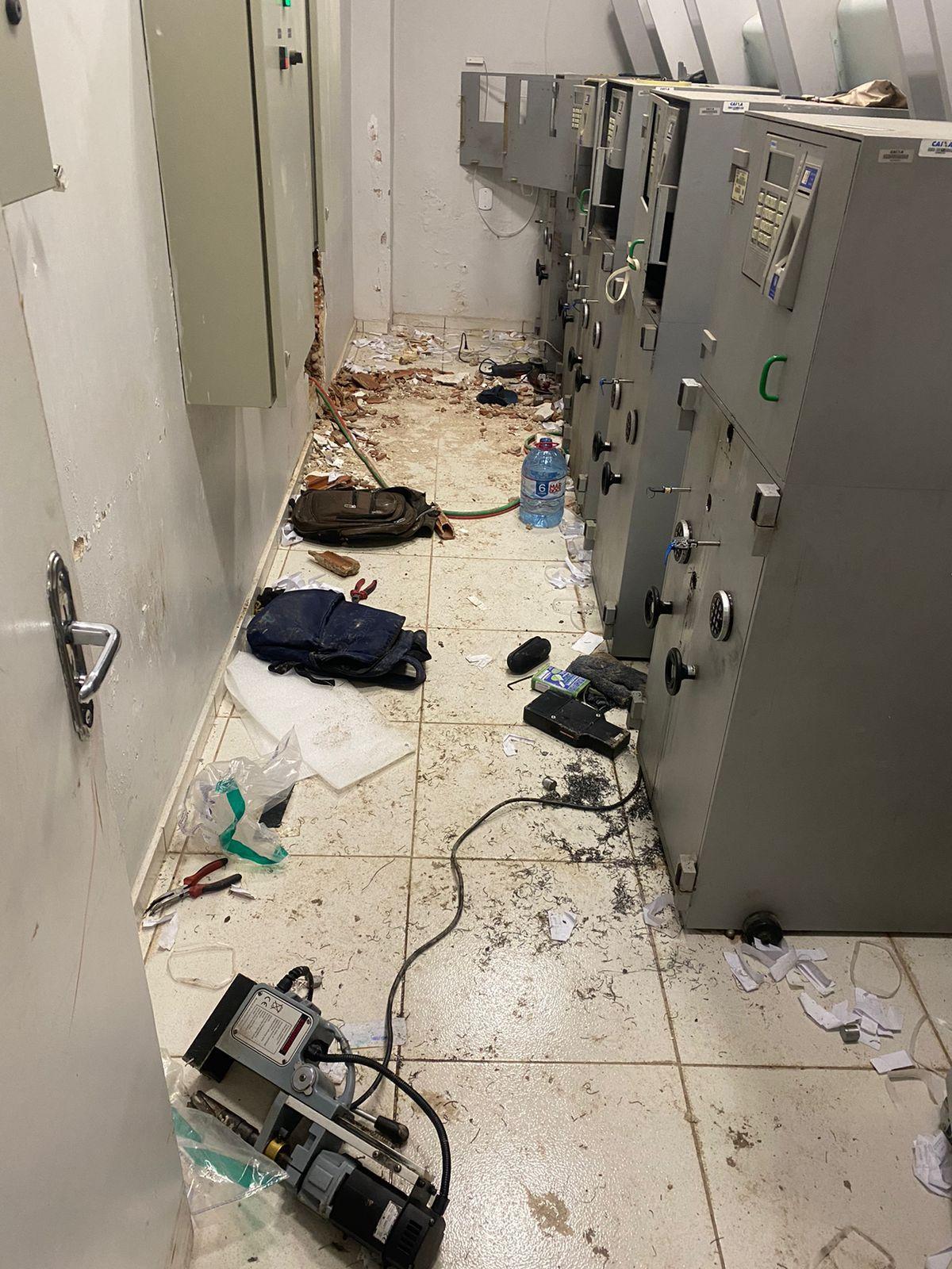 Homens arrombaram a Caixa em Atos