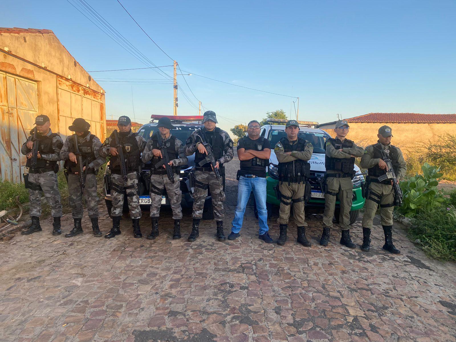 Equipe policial do GPM de Acauã receber