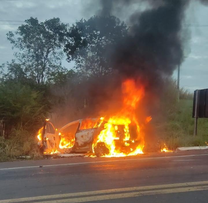 Carro ficou destruído