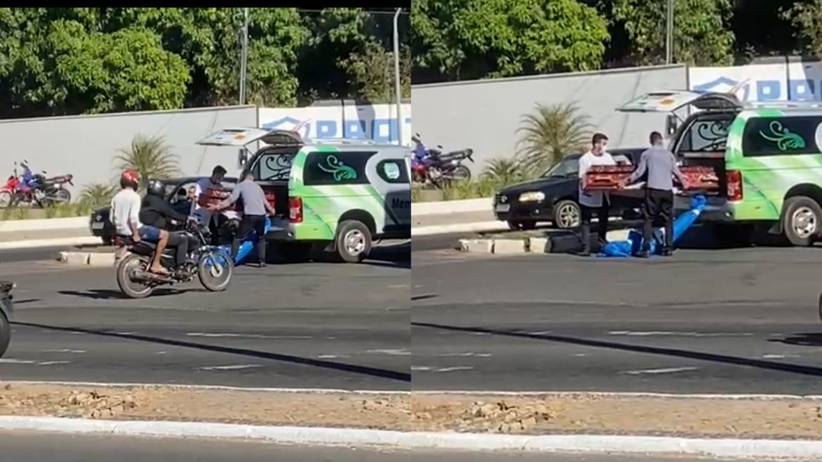 Homens colocam o corpo de volta no carro