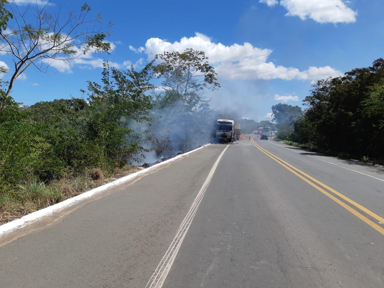 Incêndio em carreta na BR-343