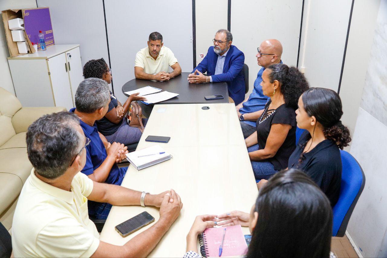 Franzé Silva em reunião com representantes da comunidade Terra Prometida