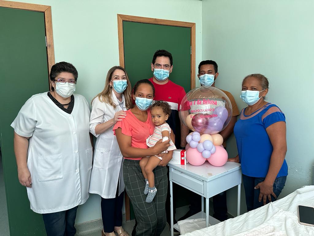 Equipe e família da pequena Heloísa
