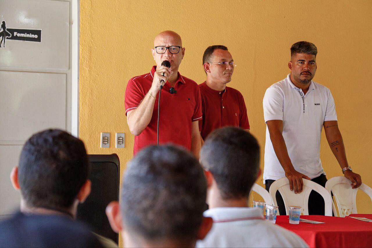 Franzé Silva em reunião no povoado Santa Luz